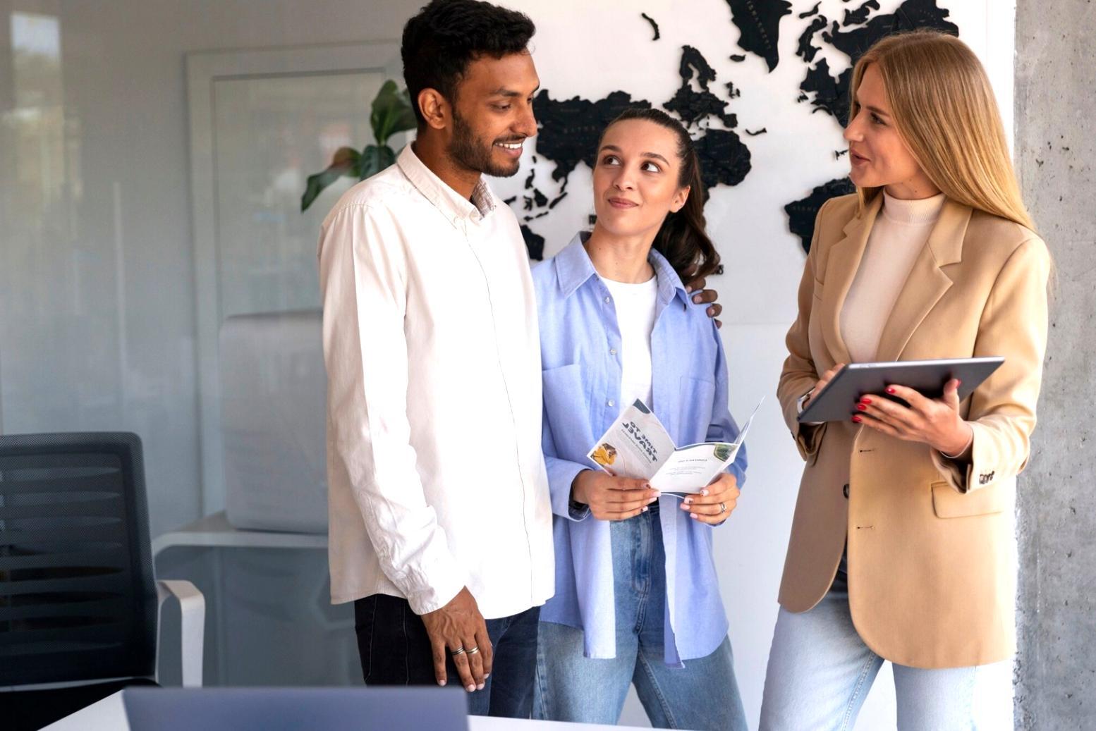 Modernes Büro mit Finanzplanungsunterlagen und Laptop
