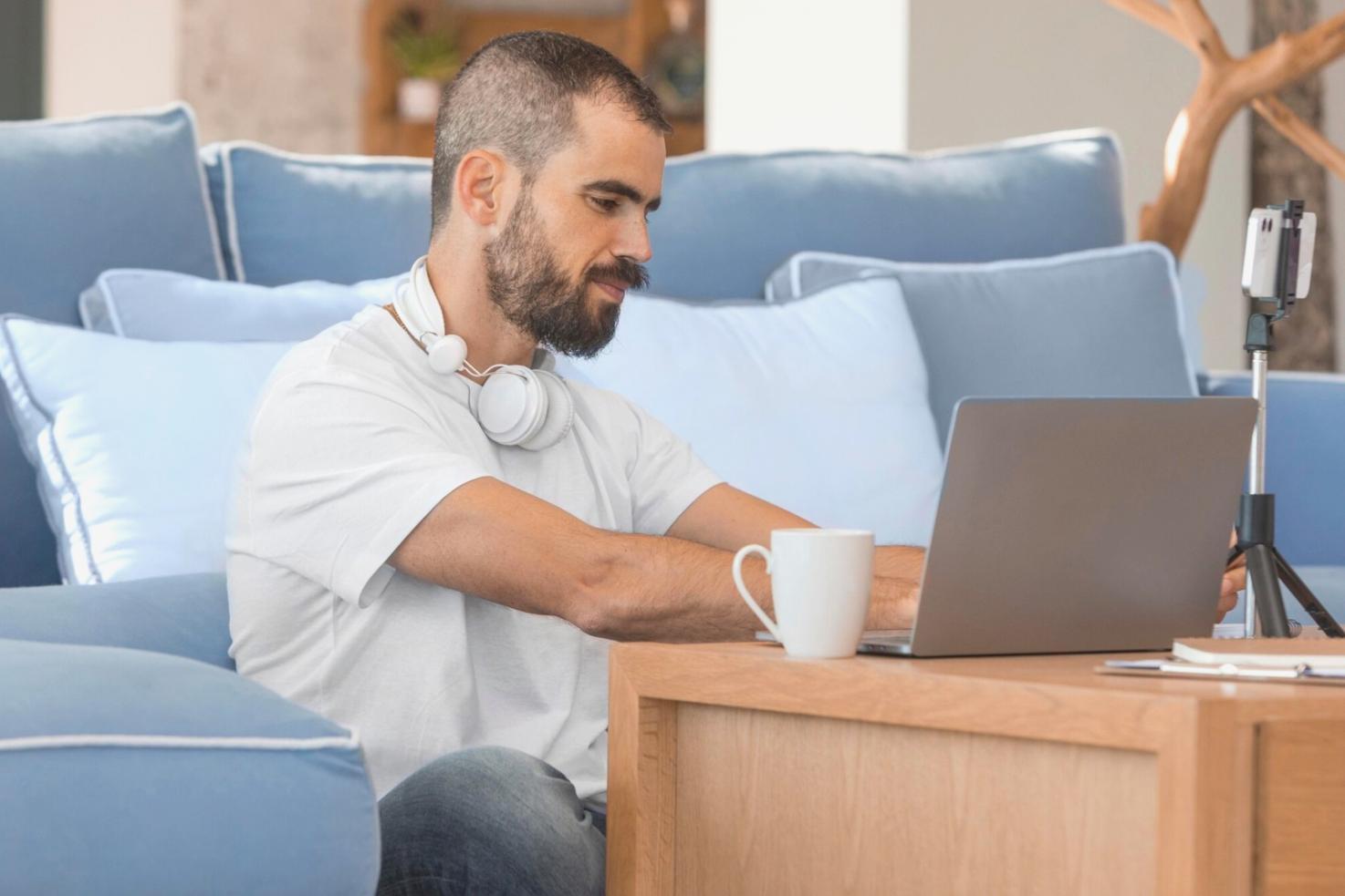 Arbeitsplatz mit Finanzplanungsunterlagen und Laptop